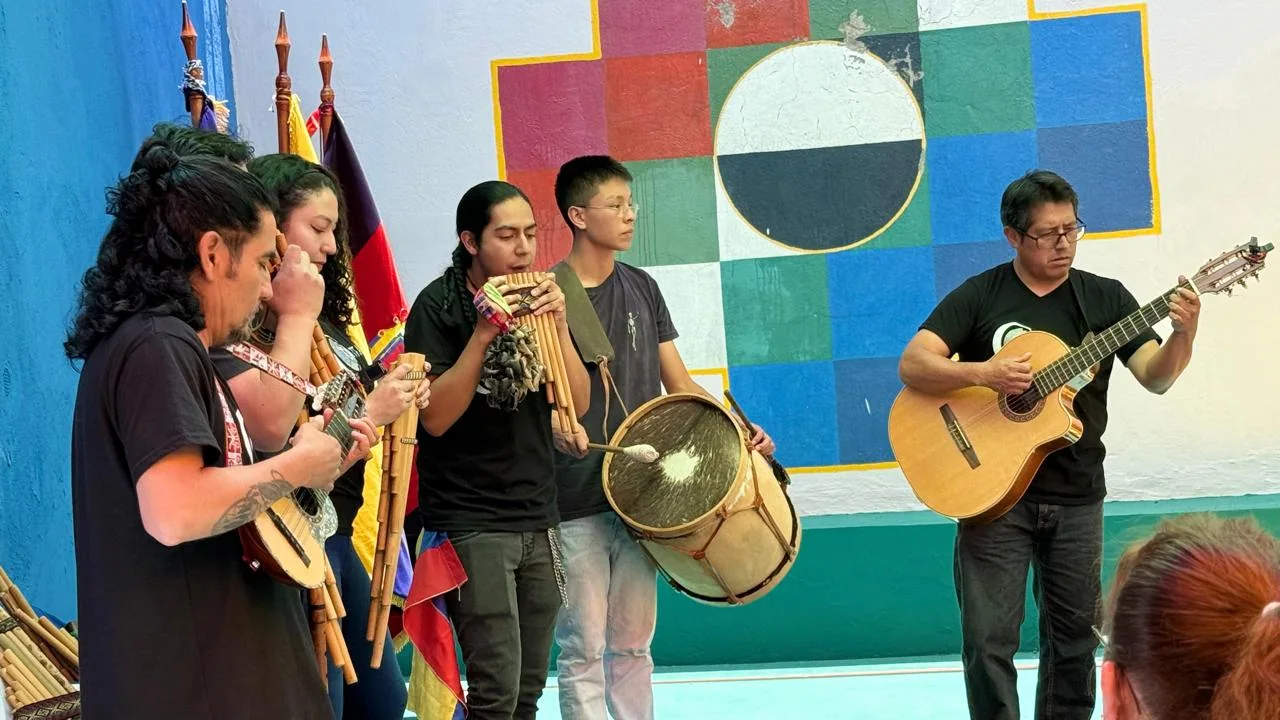 Presentación del Grupo Folclórico Contrastes