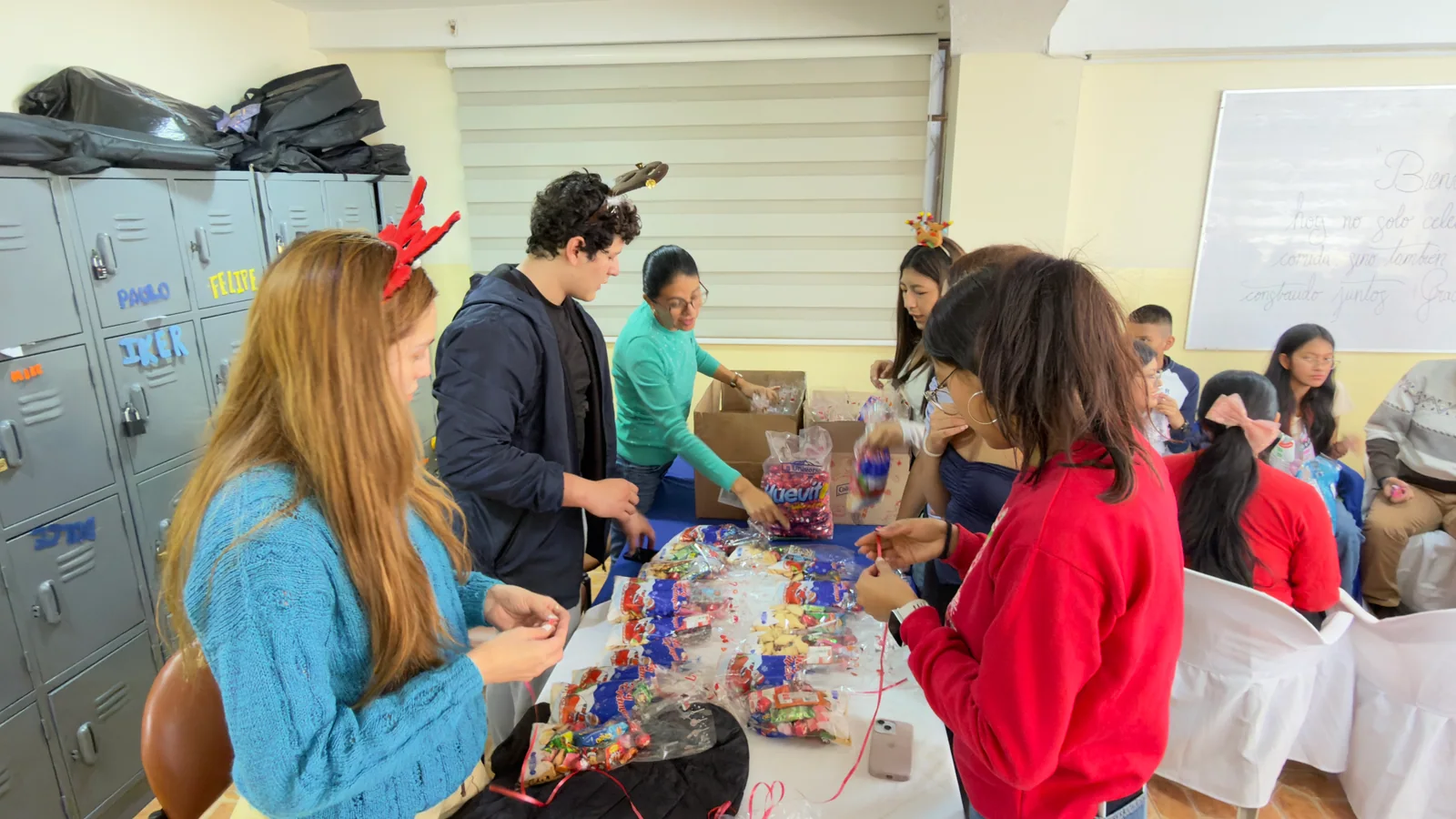 Elaboración de fundas de caramelos para Fundación Mi Refugio