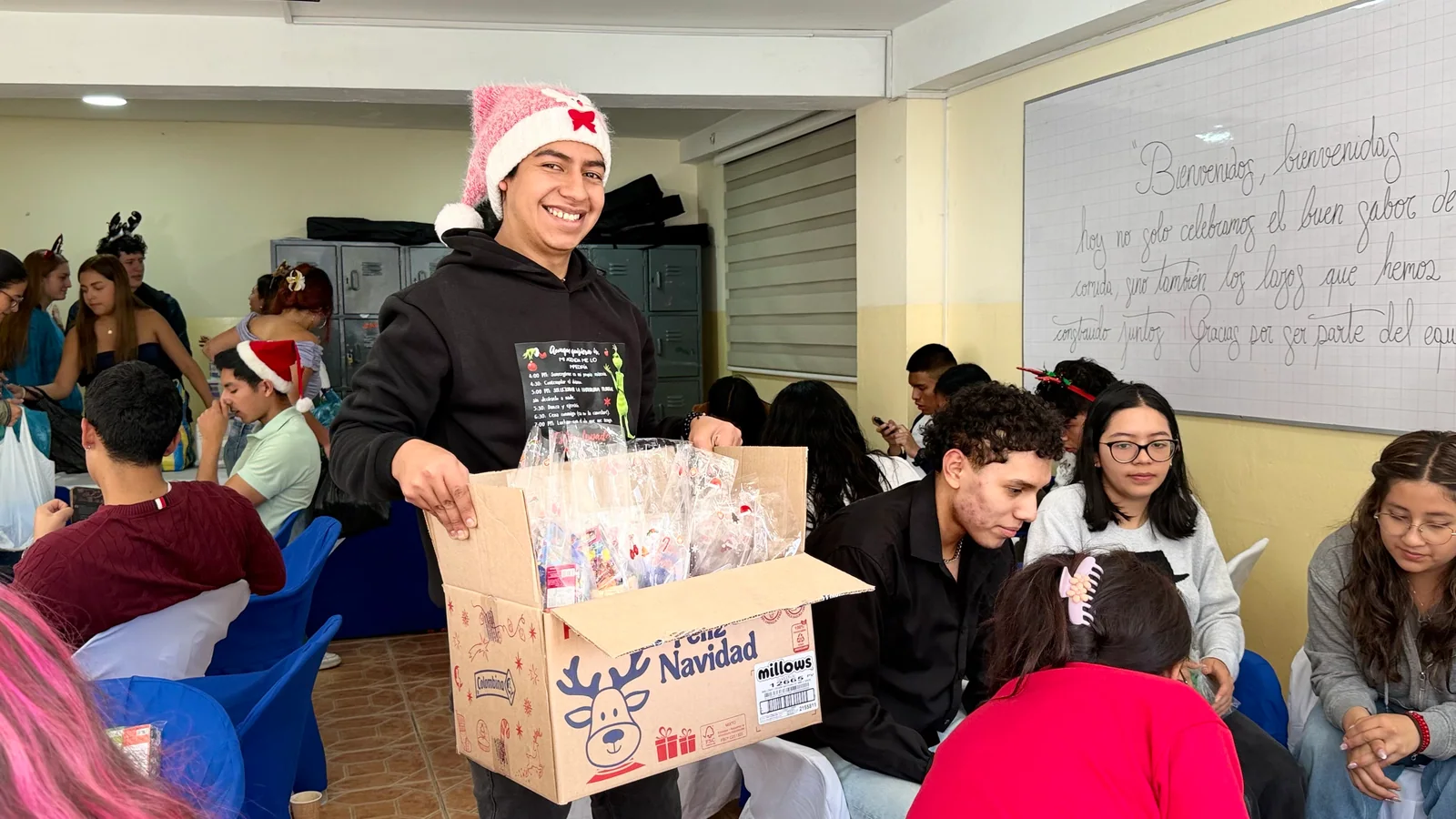 Michael López en entrega de fundas de caramelos